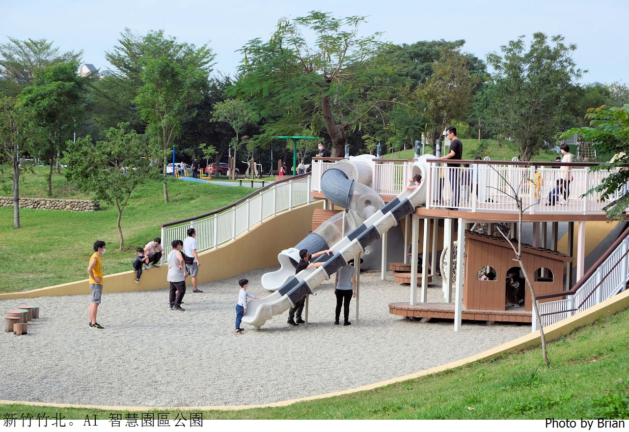 新竹竹北親子景點AI智慧園區公園。沙坑滑步車溜滑梯竹北首座共融式公園