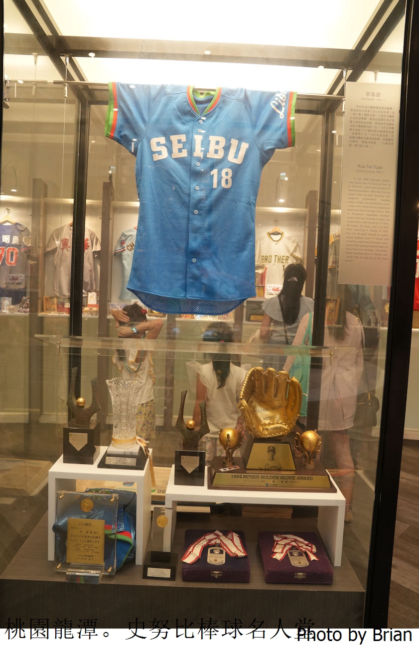 桃園龍潭史努比棒球名人堂。跟史努比拍照順便玩棒球全室內免費景點