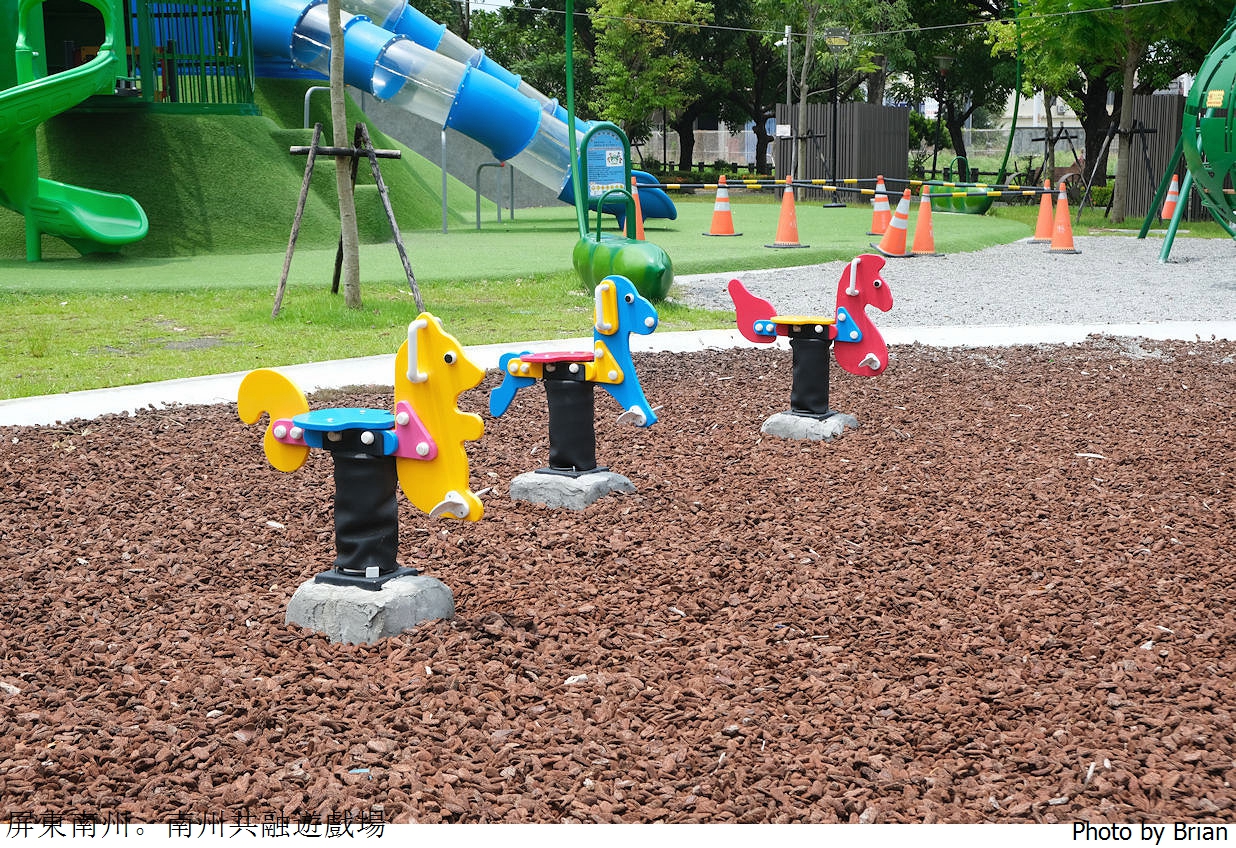 屏東南州環保共融遊戲場。屏東特色親子公園資源回收桶寶寶變身好玩遊戲設施