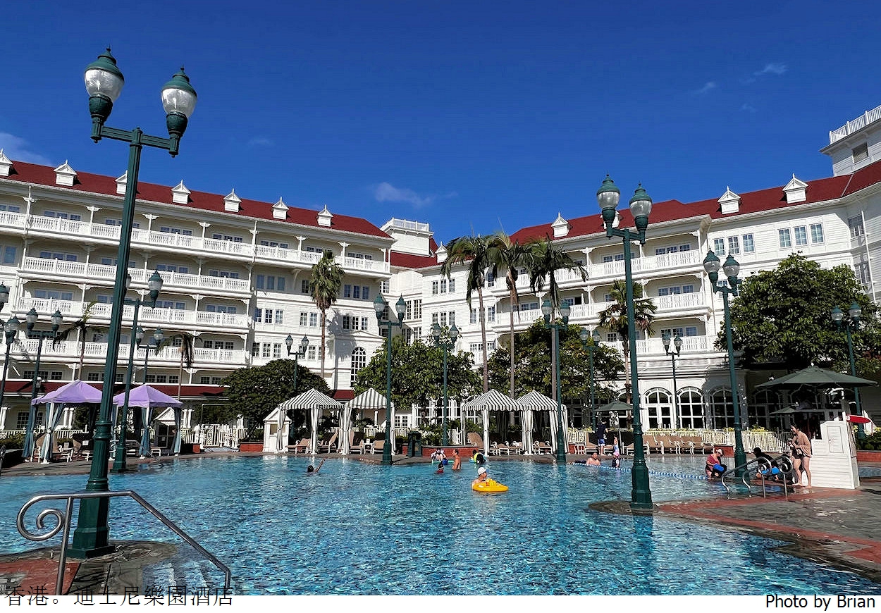 香港迪士尼樂園旁住宿推薦迪士尼樂園酒店。美麗城堡、花園泳池、卡通人物現身