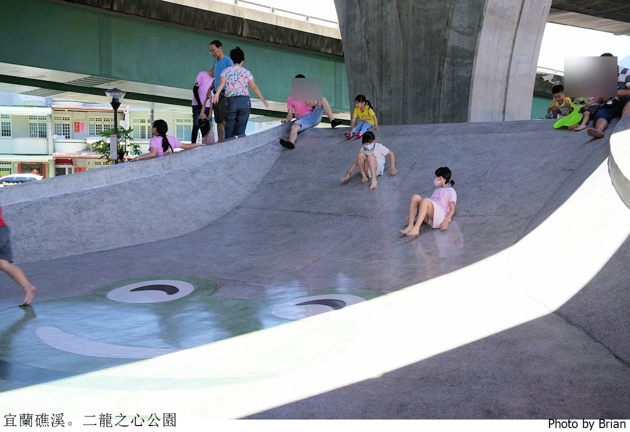 宜蘭礁溪二龍之心親子公園。龍舟造型溜滑梯沙坑兒童遊戲區