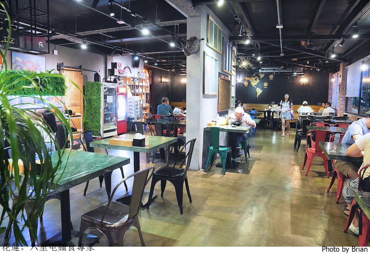 花蓮美崙六里屯麵食專家美崙旗艦店。在地 70年老字號麵店 花蓮美崙六里屯麵食專家美崙旗艦店。在地 70年老字號麵店