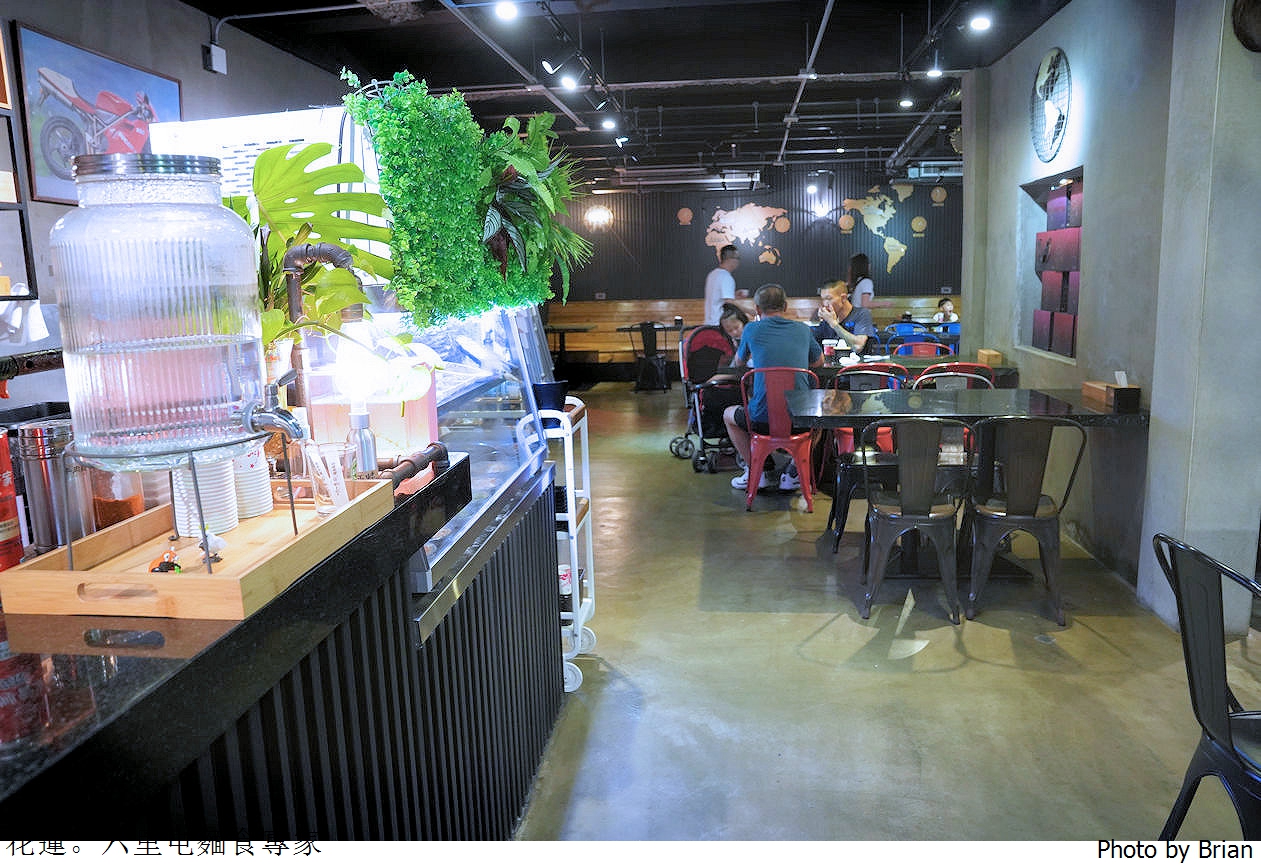 花蓮美崙六里屯麵食專家美崙旗艦店。在地 70年老字號麵店