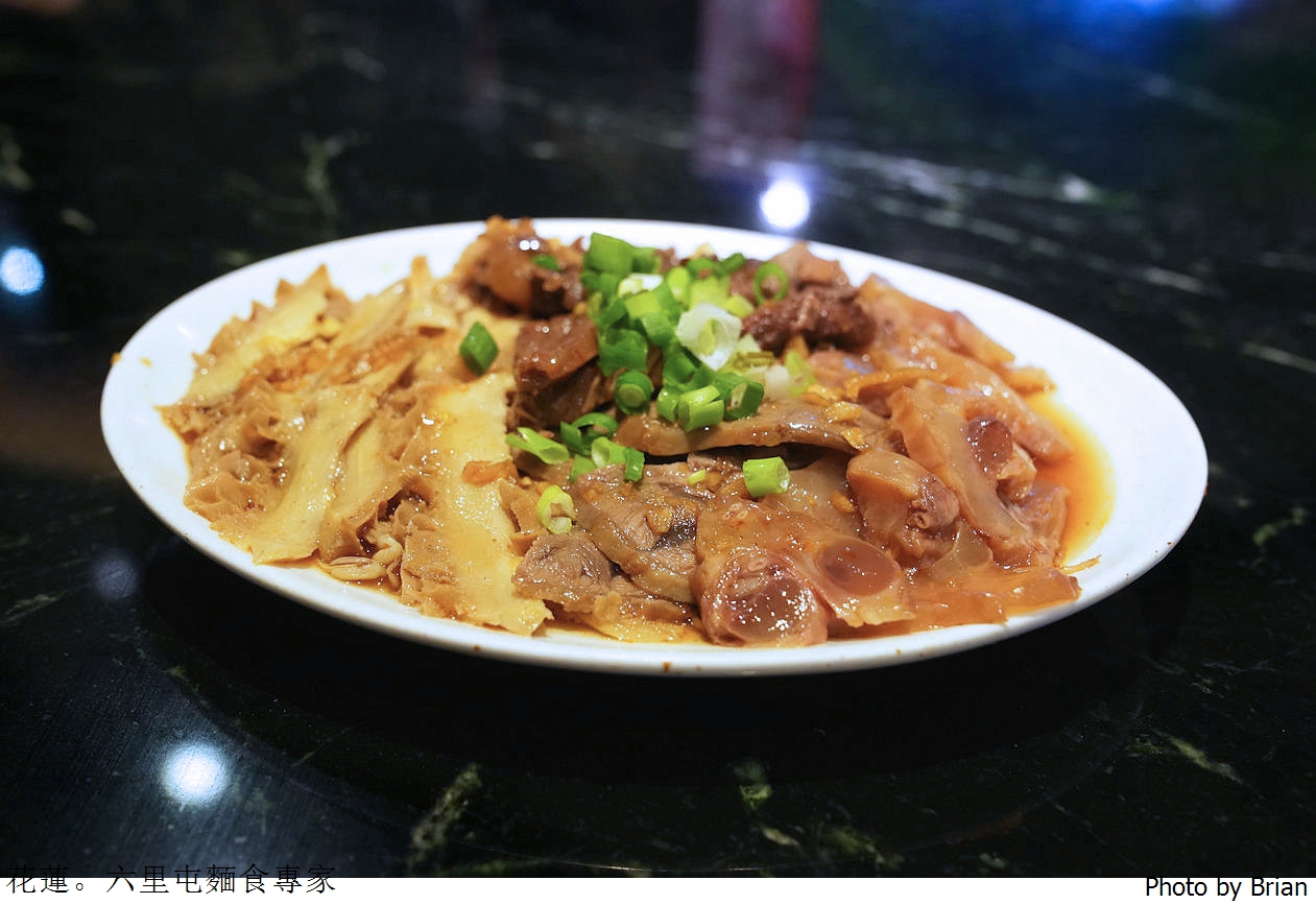 花蓮美崙六里屯麵食專家美崙旗艦店。在地 70年老字號麵店
