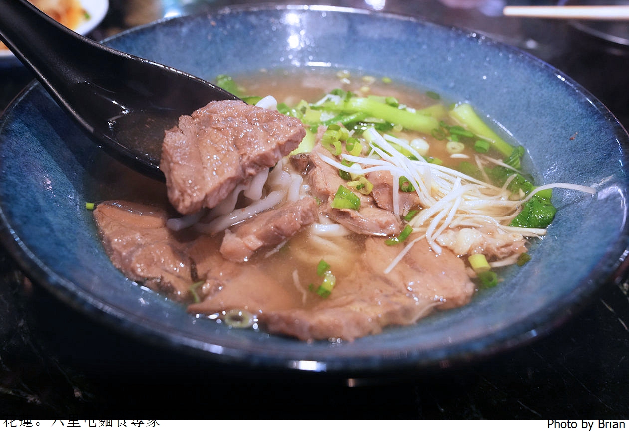 花蓮美崙六里屯麵食專家美崙旗艦店。在地 70年老字號麵店