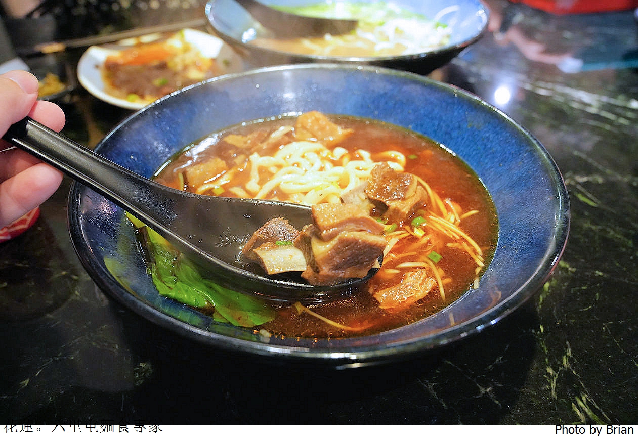 花蓮美崙六里屯麵食專家美崙旗艦店。在地 70年老字號麵店