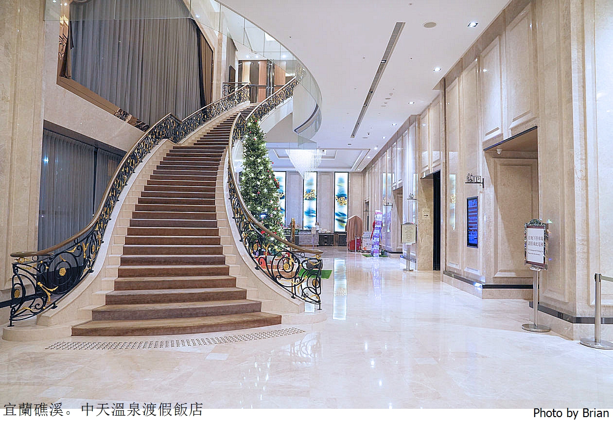 宜蘭礁溪住宿中天溫泉渡假飯店。300坪溫泉水療SPA、室內兒童遊戲區