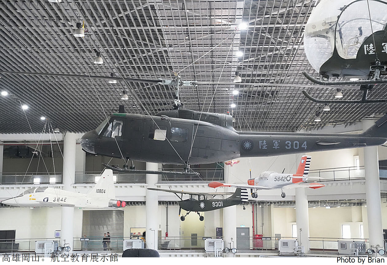 高雄景點岡山航空教育展示館。真實戰機展示室內親子景點推薦