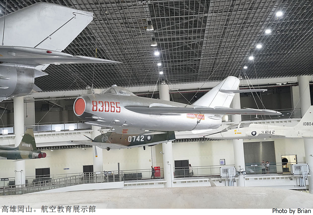 高雄景點岡山航空教育展示館。真實戰機展示室內親子景點推薦