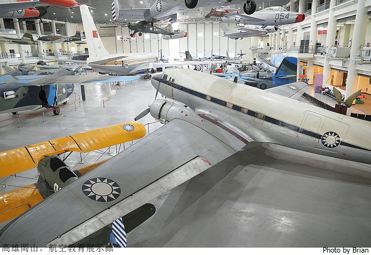 高雄景點岡山航空教育展示館。真實戰機展示室內親子景點推薦