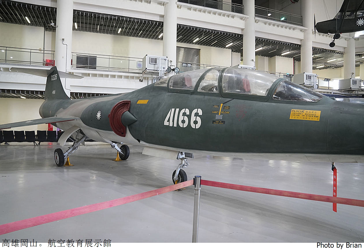 高雄景點岡山航空教育展示館。真實戰機展示室內親子景點推薦