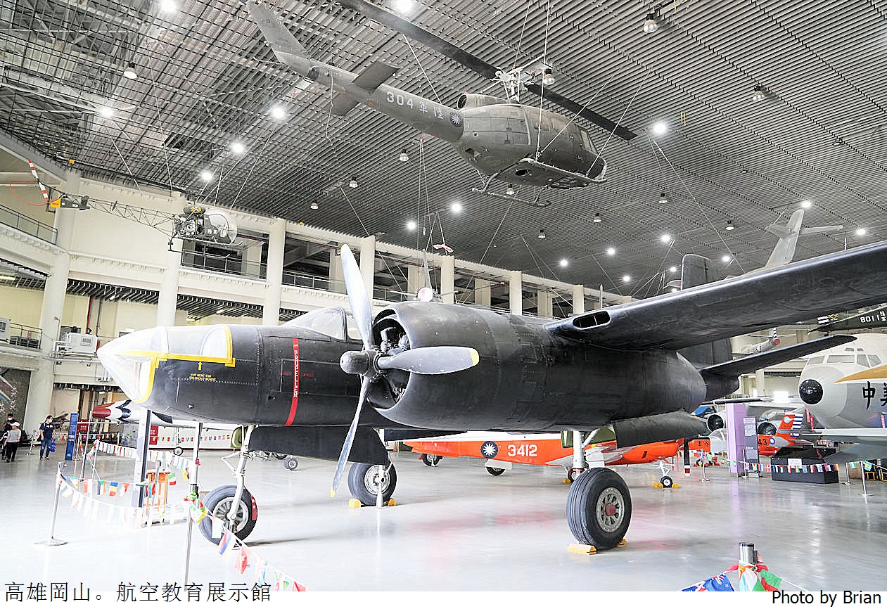高雄景點岡山航空教育展示館。真實戰機展示室內親子景點推薦