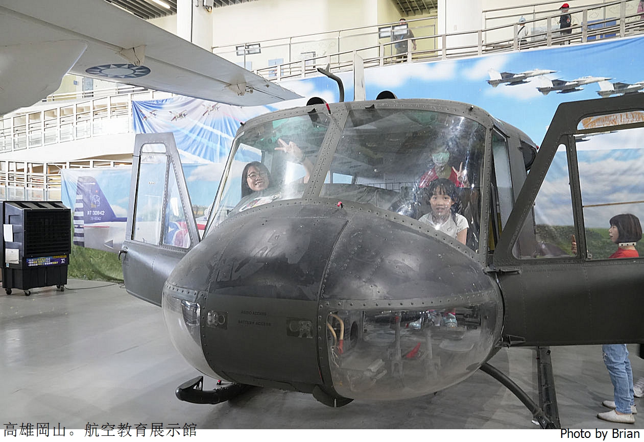 高雄景點岡山航空教育展示館。真實戰機展示室內親子景點推薦
