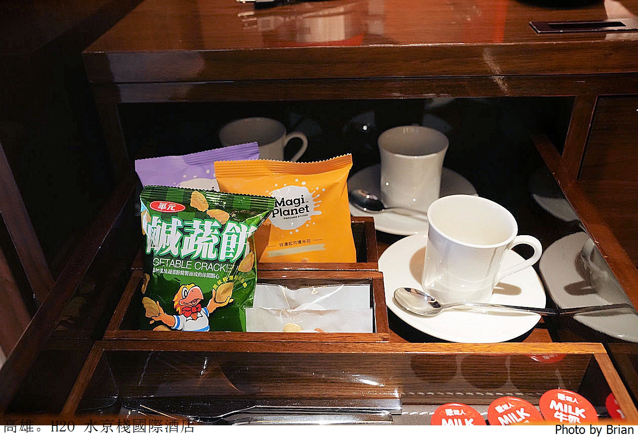 高雄飯店 H2O水京棧國際酒店。高空透明泳池、早餐龍蝦粥牛排無限吃