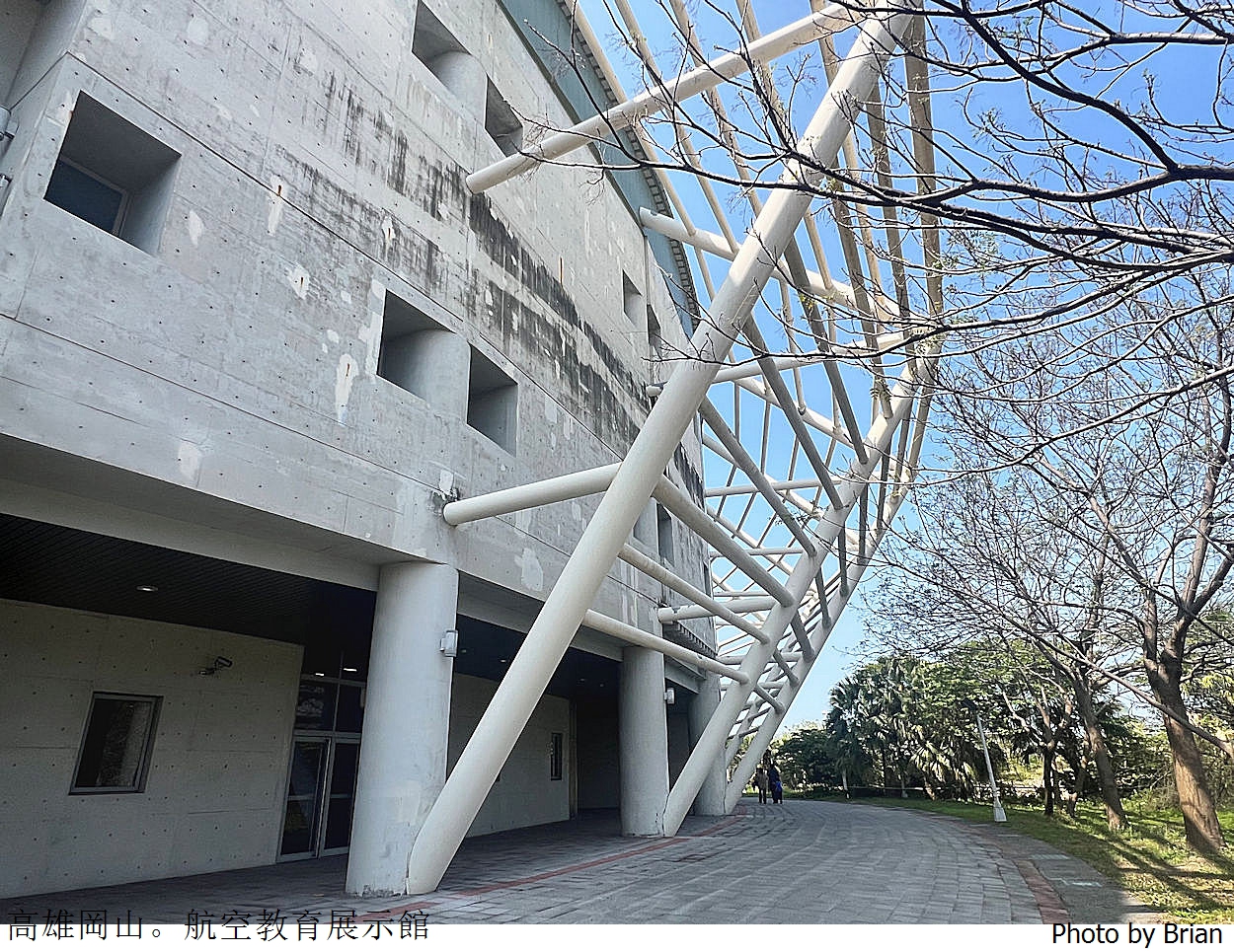 高雄景點岡山航空教育展示館。真實戰機展示室內親子景點推薦