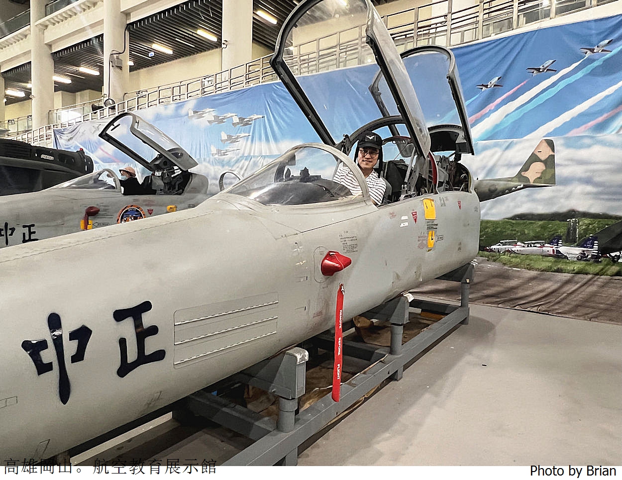 高雄景點岡山航空教育展示館。真實戰機展示室內親子景點推薦
