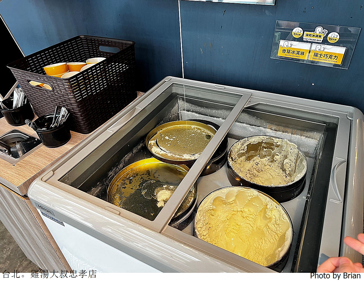 台北雞湯大叔忠孝店 Broth Master。台北大巨蛋旁巷弄中連鎖火鍋餐廳