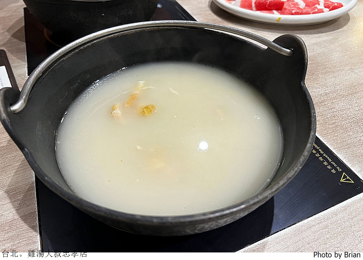 台北雞湯大叔忠孝店 Broth Master。台北大巨蛋旁巷弄中連鎖火鍋餐廳
