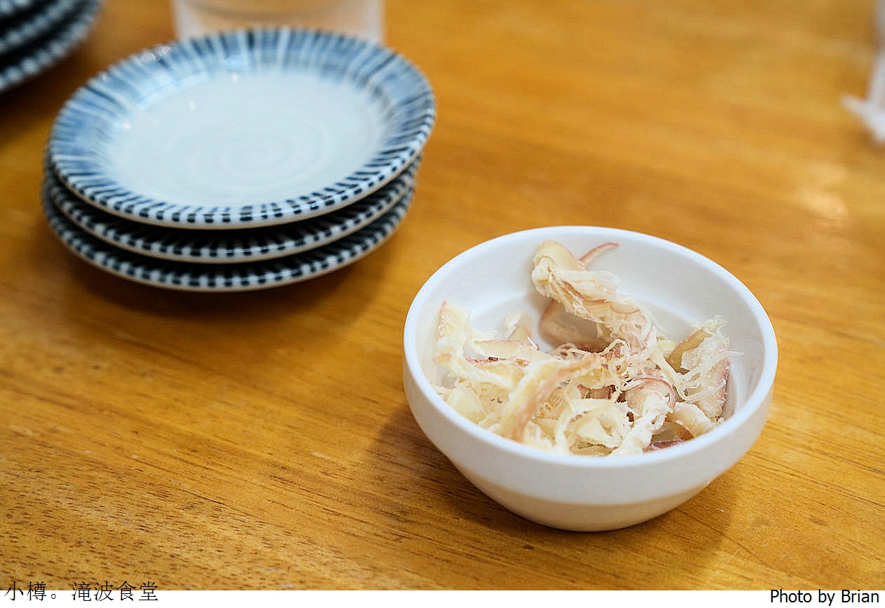 北海道小樽三角市場美食滝波食堂。人氣排隊名店三種海鮮任選組合丼飯