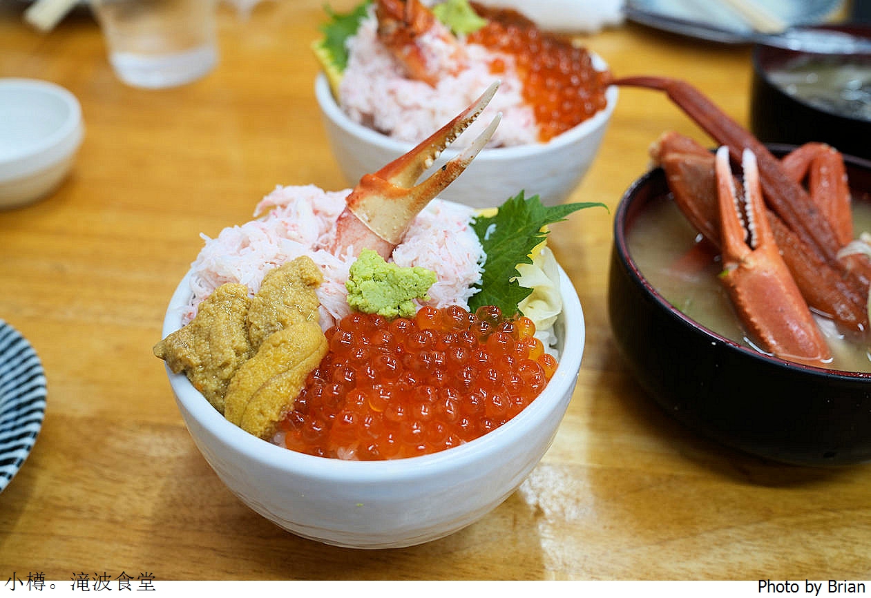 北海道小樽三角市場美食滝波食堂。人氣排隊名店三種海鮮任選組合丼飯