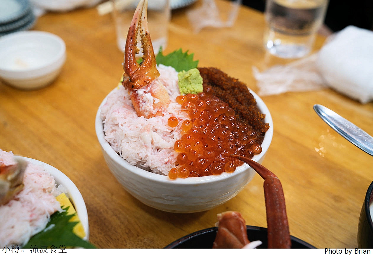 北海道小樽三角市場美食滝波食堂。人氣排隊名店三種海鮮任選組合丼飯