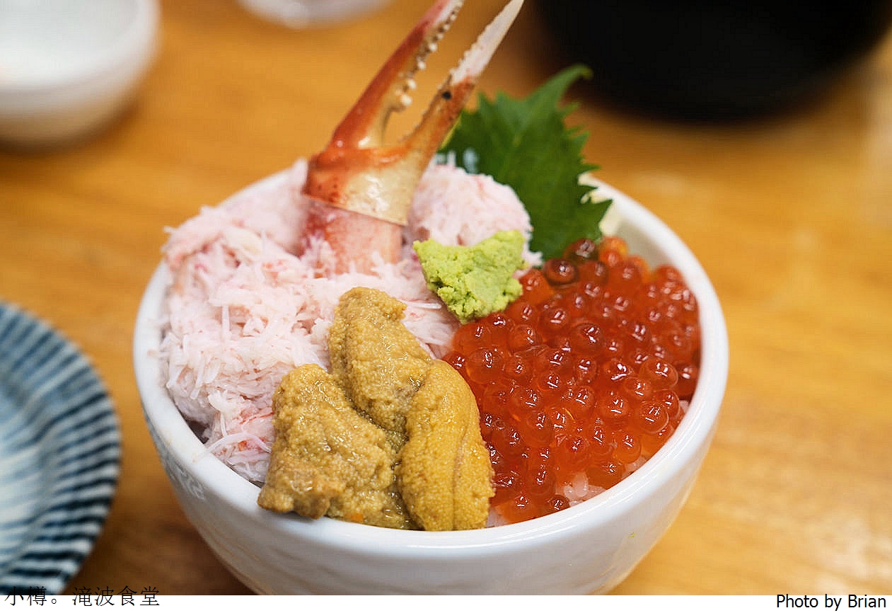 北海道小樽三角市場美食滝波食堂。人氣排隊名店三種海鮮任選組合丼飯