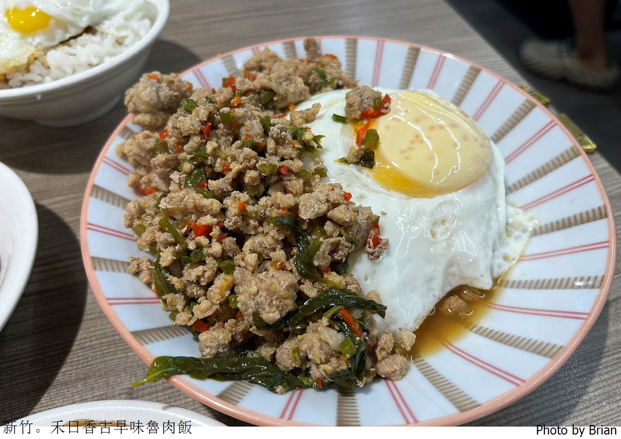 新竹小吃美食禾日香古早味魯肉飯。米其林推薦太陽蛋魯肉飯