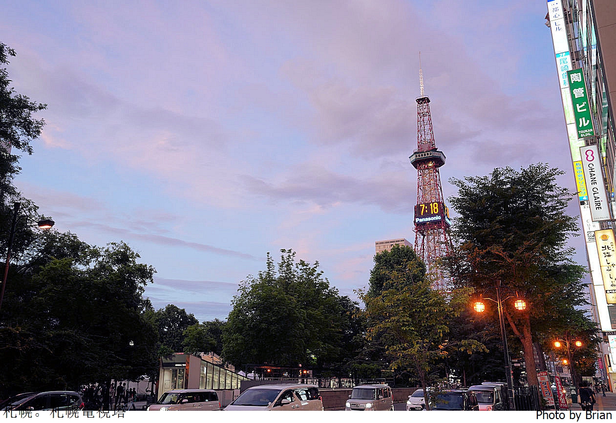 北海道札幌地標景點札幌電視塔。居高臨下俯瞰大通公園札幌夜景