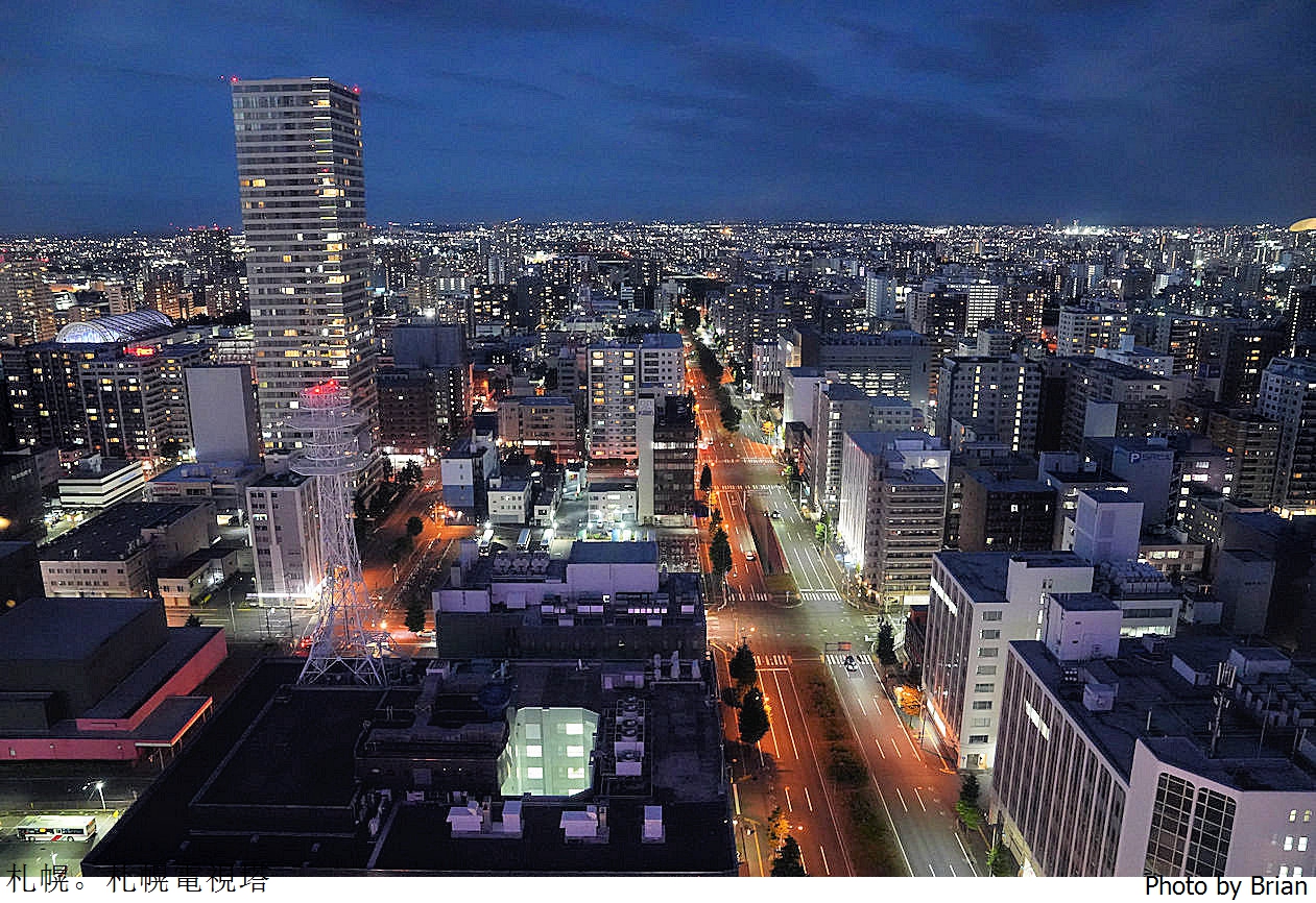 北海道札幌地標景點札幌電視塔。居高臨下俯瞰大通公園札幌夜景