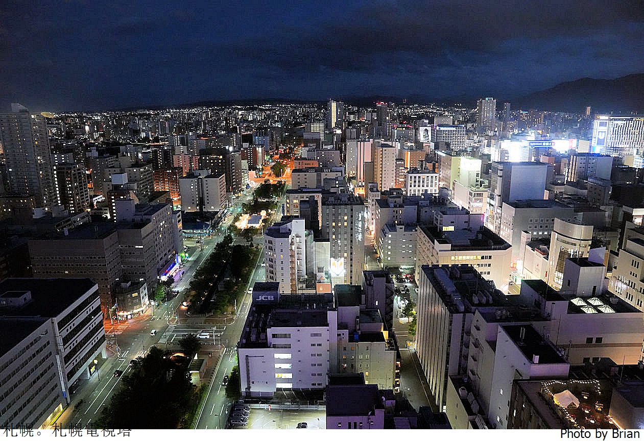 北海道札幌地標景點札幌電視塔。居高臨下俯瞰大通公園札幌夜景