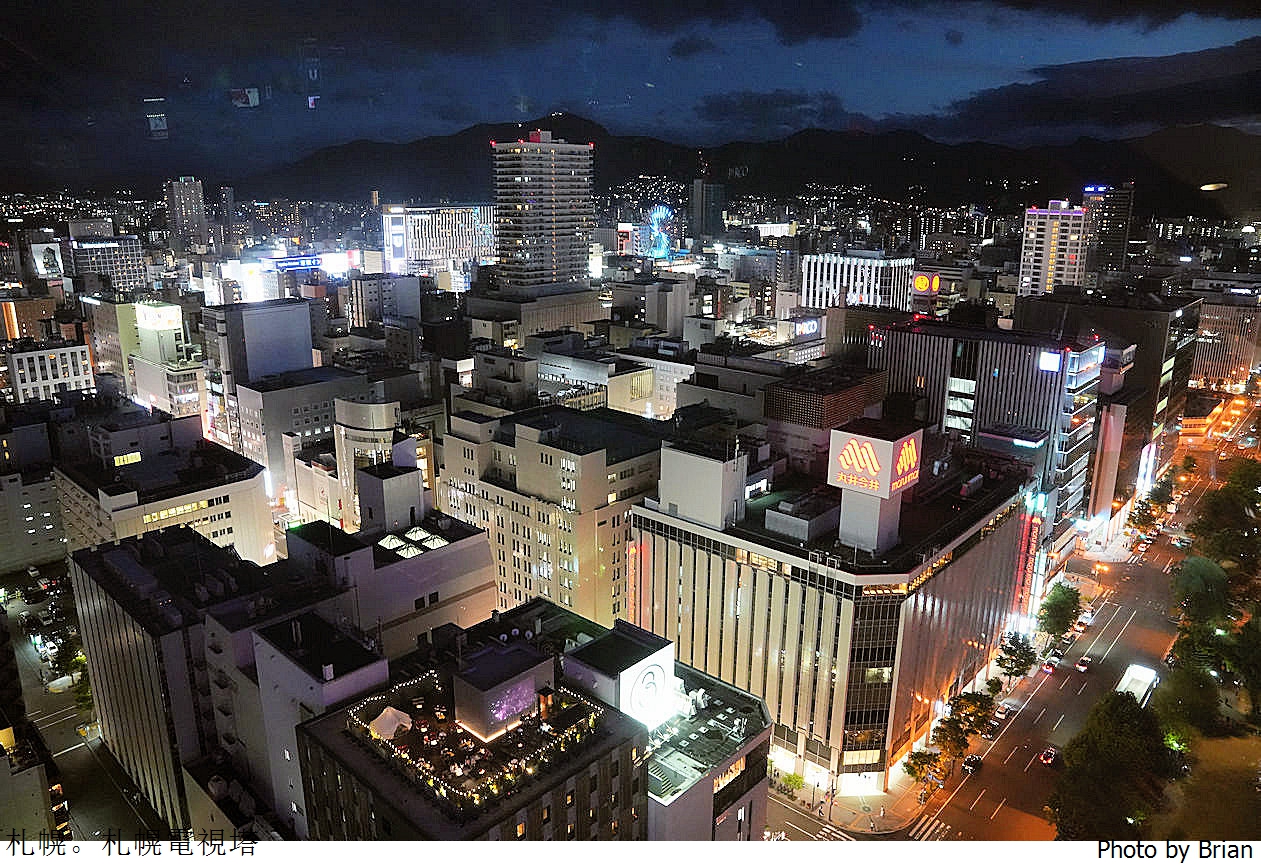 北海道札幌地標景點札幌電視塔。居高臨下俯瞰大通公園札幌夜景