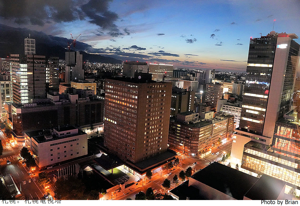北海道札幌地標景點札幌電視塔。居高臨下俯瞰大通公園札幌夜景