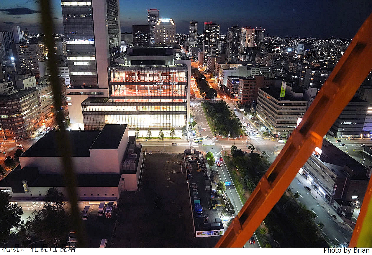 北海道札幌地標景點札幌電視塔。居高臨下俯瞰大通公園札幌夜景
