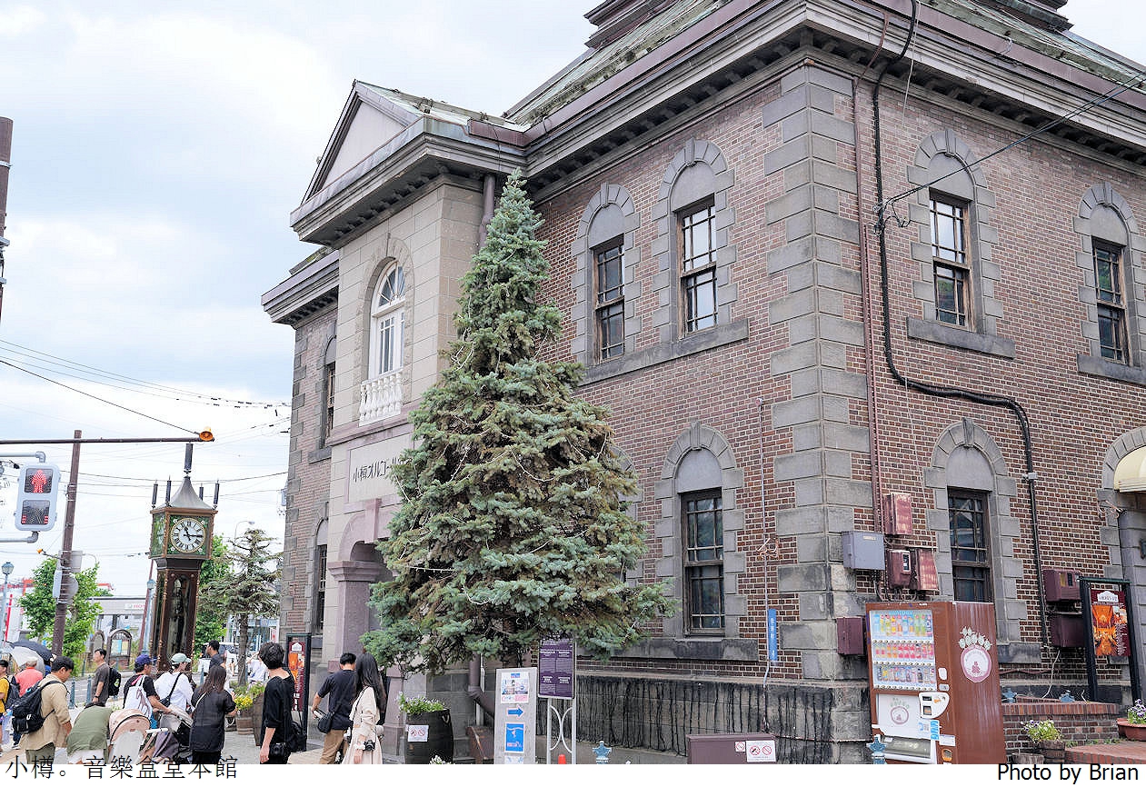 北海道小樽景點小樽音樂盒堂本館。老建築中超美音樂盒古老蒸汽鐘