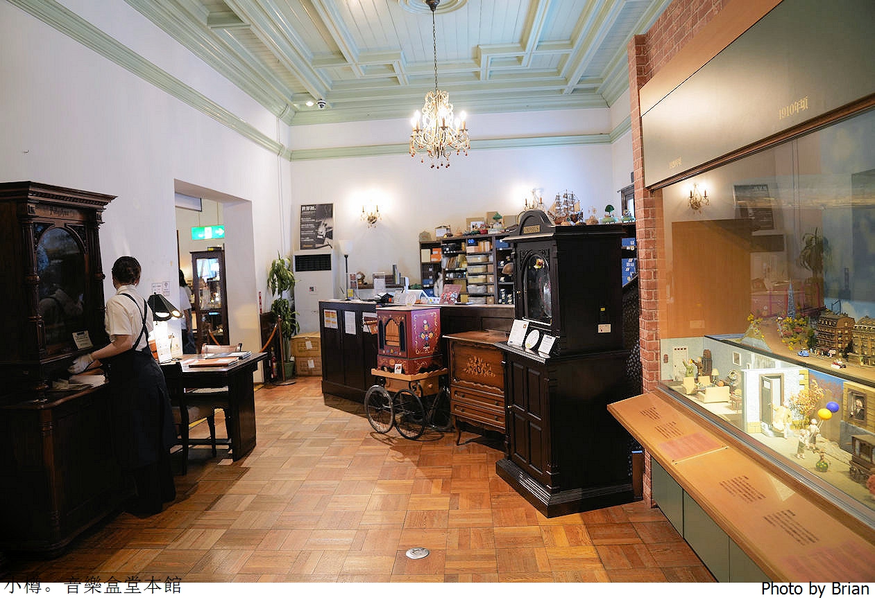 北海道小樽景點小樽音樂盒堂本館。老建築中超美音樂盒古老蒸汽鐘