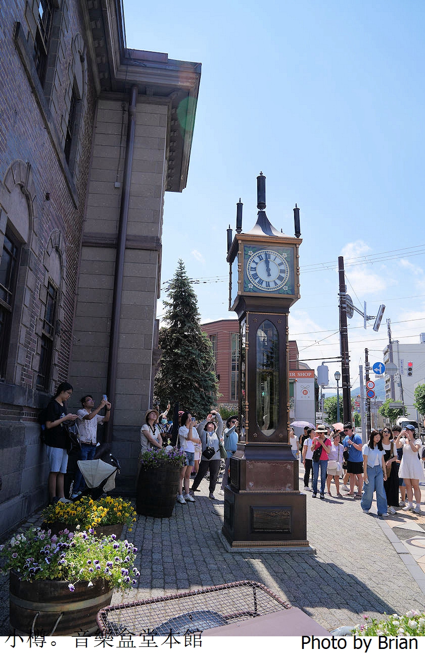 北海道小樽景點小樽音樂盒堂本館。老建築中超美音樂盒古老蒸汽鐘
