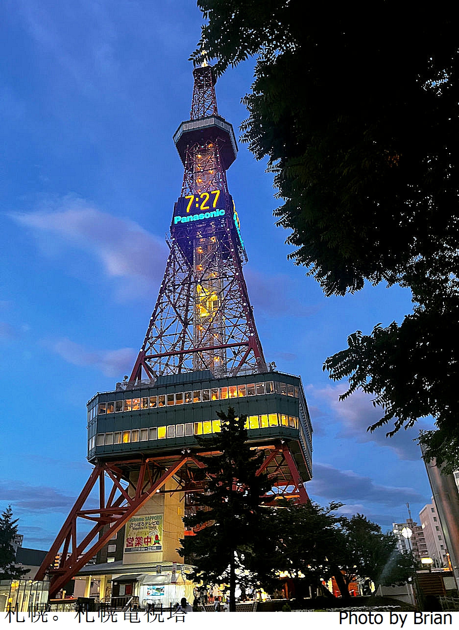 北海道札幌地標景點札幌電視塔。居高臨下俯瞰大通公園札幌夜景