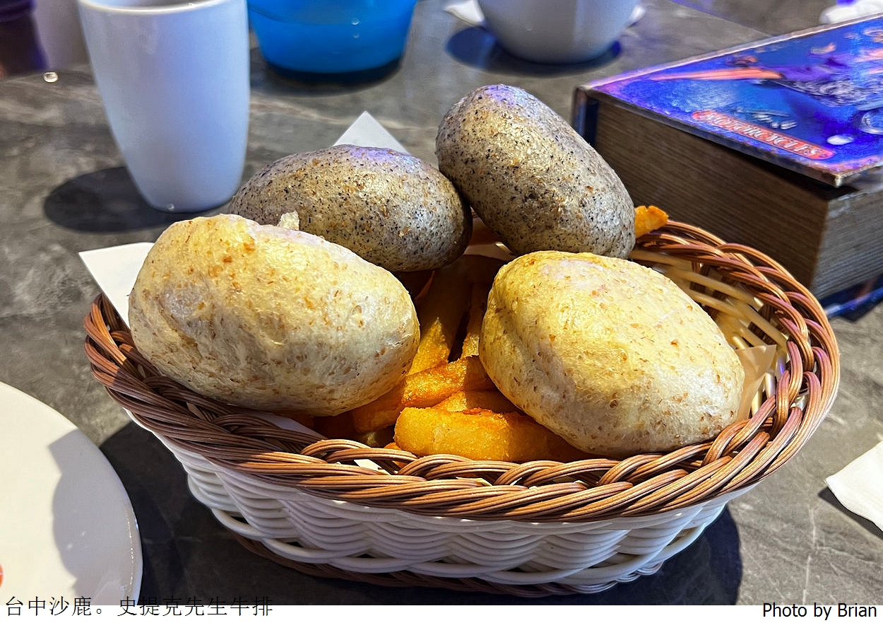 台中沙鹿美食史堤克先生牛排沙鹿店。好吃牛排搭配半自助飲料甜點吧