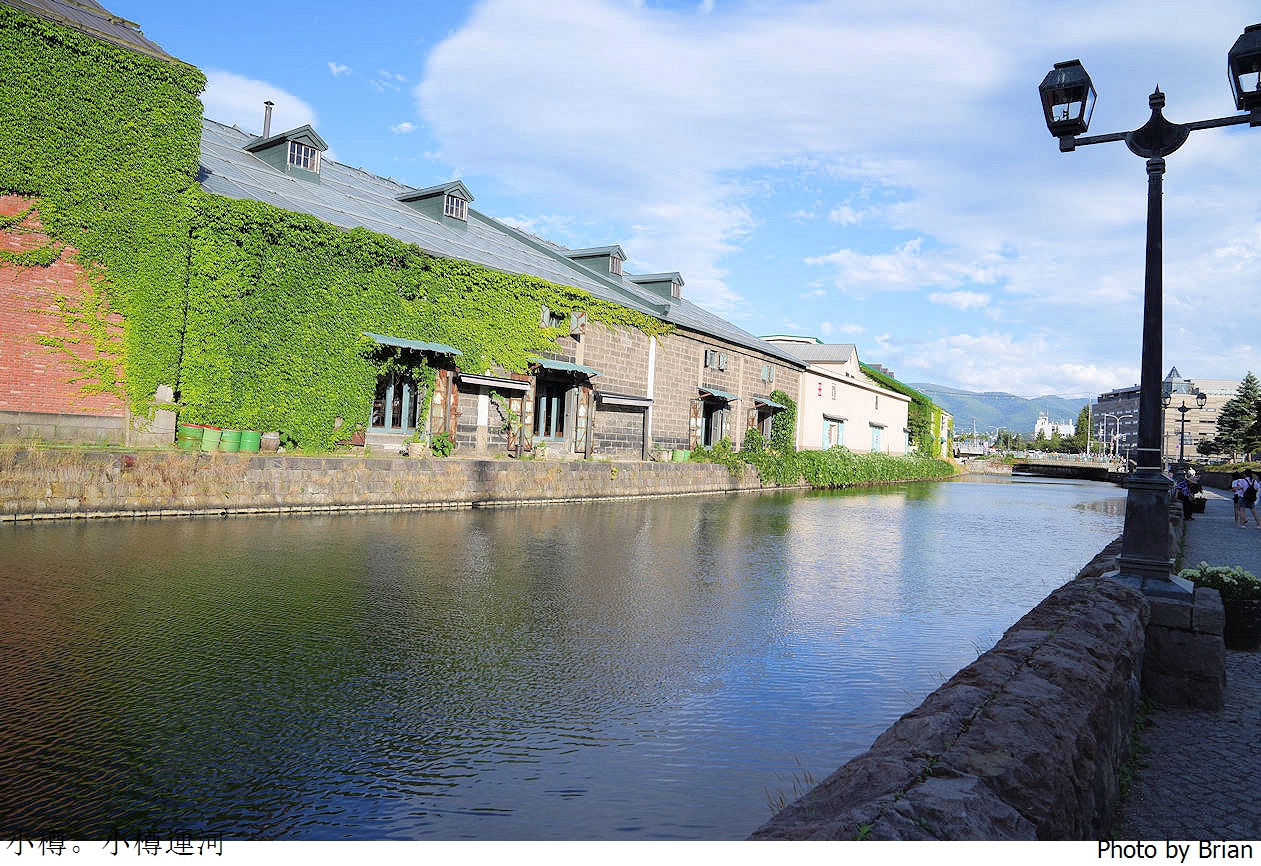 北海道必訪景點小樽運河。歷史老運河旁散步享受美麗景緻