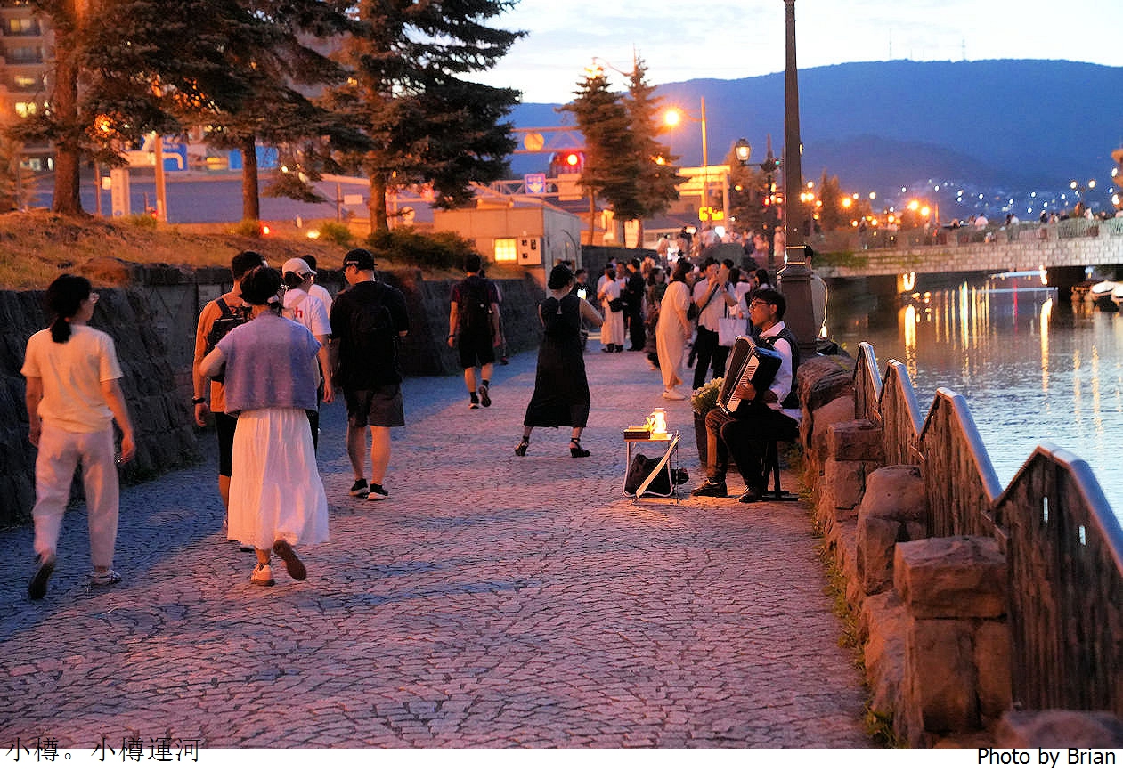 北海道必訪景點小樽運河。歷史老運河旁散步享受美麗景緻