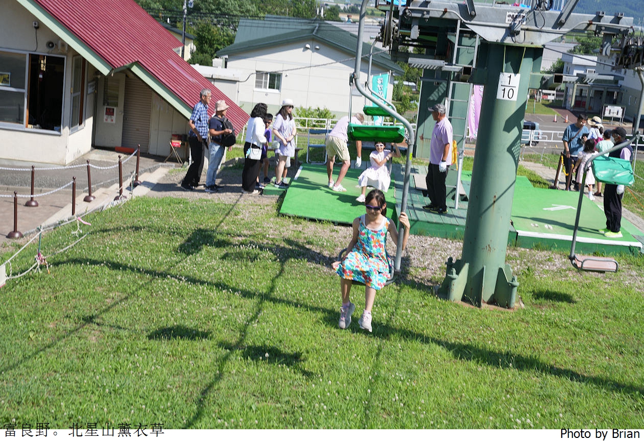 北海道中富良野北星山薰衣草園。搭纜車登高欣賞薰衣草花海搭配十勝連峰 北海道中富良野北星山薰衣草園。搭纜車登高欣賞薰衣草花海搭配十勝連峰
