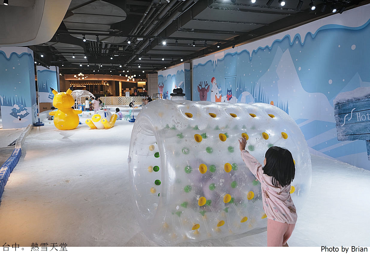 台中麗寶熱雪天堂。室內常溫玩雪體驗小孩放電好去處