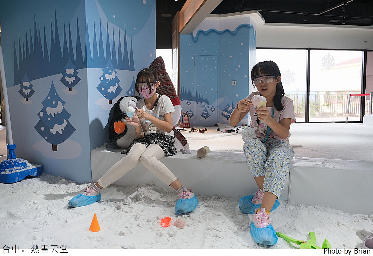 台中麗寶熱雪天堂。室內常溫玩雪體驗小孩放電好去處