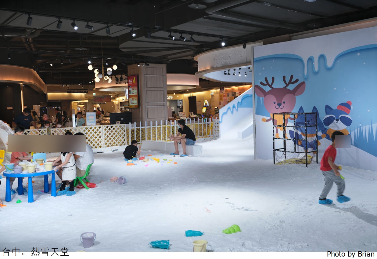 台中麗寶熱雪天堂。室內常溫玩雪體驗小孩放電好去處