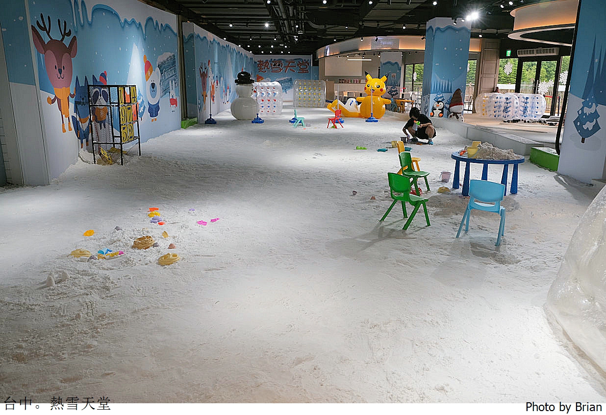 台中麗寶熱雪天堂。室內常溫玩雪體驗小孩放電好去處
