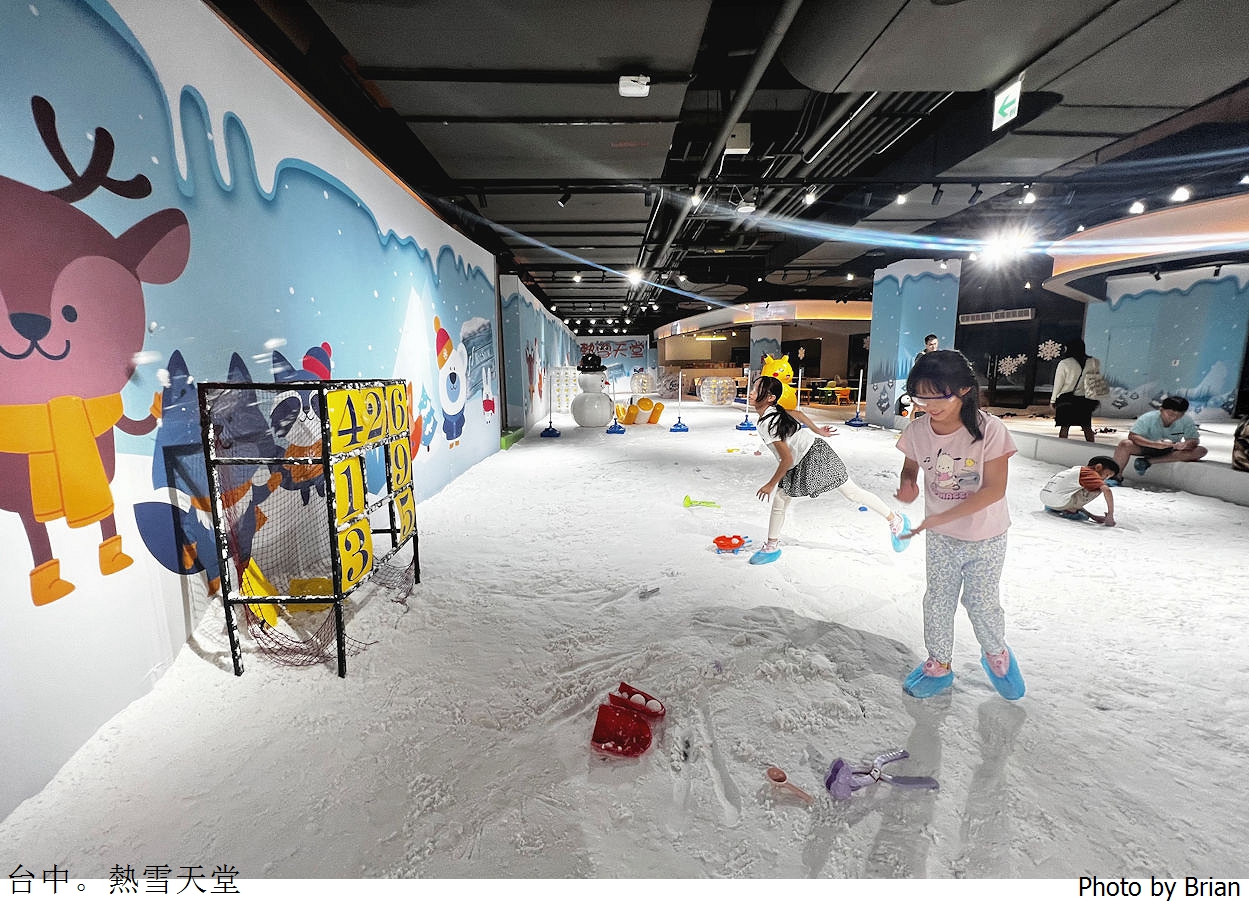 台中麗寶熱雪天堂。室內常溫玩雪體驗小孩放電好去處