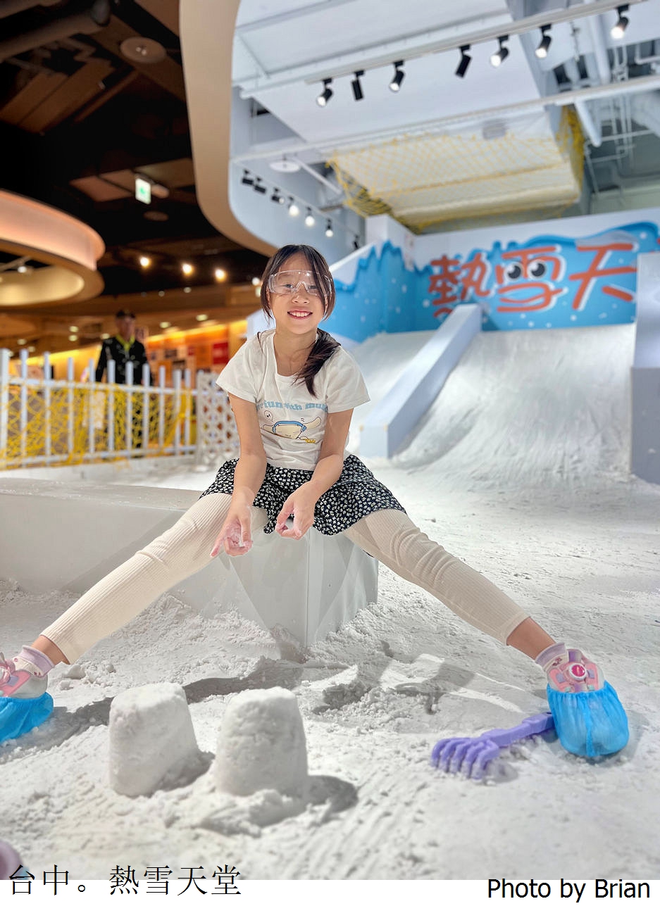 台中麗寶熱雪天堂。室內常溫玩雪體驗小孩放電好去處