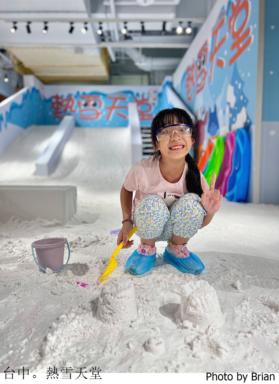 台中麗寶熱雪天堂。室內常溫玩雪體驗小孩放電好去處