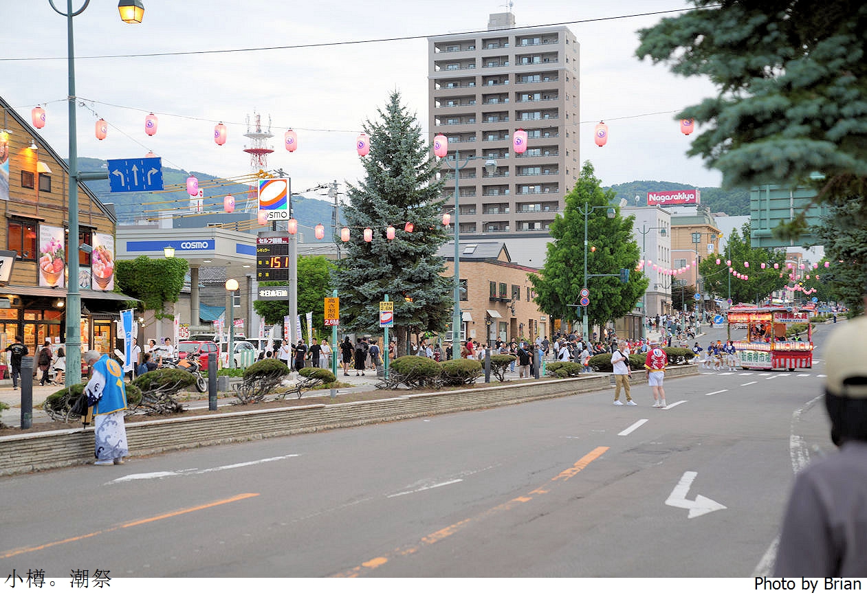 北海道小樽潮祭(おたる潮まつり)。小樽夏日盛典遊行表演煙火 北海道小樽潮祭(おたる潮まつり)。小樽夏日盛典遊行表演煙火