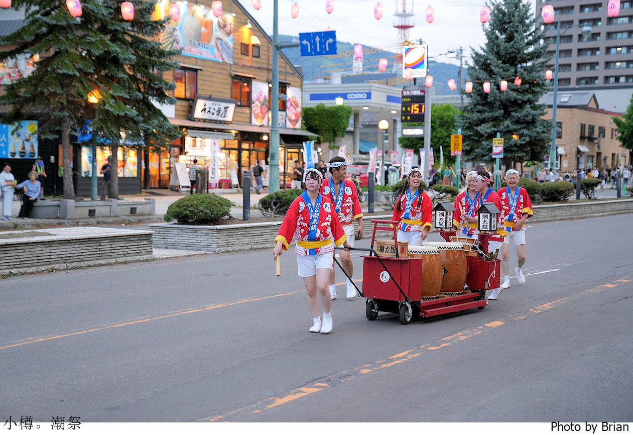 北海道小樽潮祭(おたる潮まつり)。小樽夏日盛典遊行表演煙火 北海道小樽潮祭(おたる潮まつり)。小樽夏日盛典遊行表演煙火